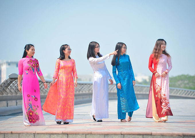 越南(nan)中(zhong)部(bu)的(de)女性服裝(zhuang)