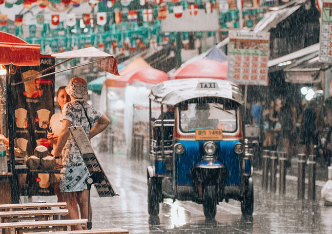 泰國(guo)雨季街(jiē)頭 泰國(guo)雨季街(jiē)頭