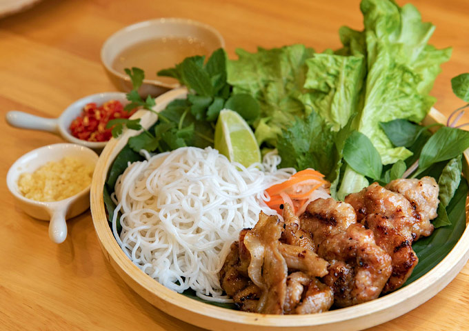 肉丸、米粉加(jia)蔬菜,一(yi)口下去,快樂似神仙 肉丸、米粉加(jia)蔬菜,一(yi)口下去,快樂似神仙